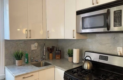 Queens Haus | Charming 2BR house w AC, WiFi just 5 MIN from LGA and 17 MIN to JKF