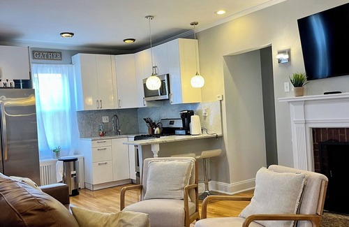 Queens Haus | Charming 2BR house w AC, WiFi just 5 MIN from LGA and 17 MIN to JKF