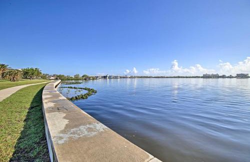 Lake Worth Wohnung | Charming 2BR Lake Worth Condo Steps from the Water