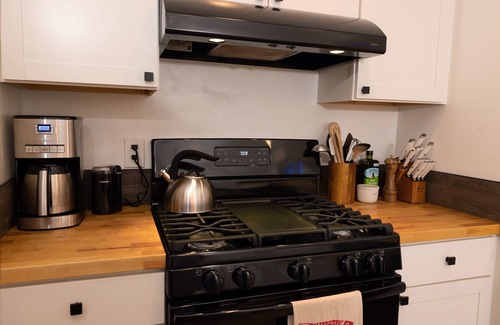 Riverfront Wohnung | Charming 2BR Retreat: Private, WiFi, Parking—Now Offering Mid-Term Rentals!