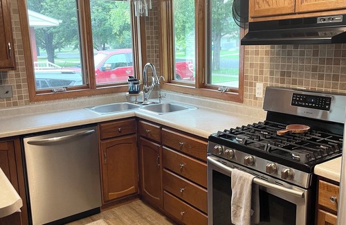 East Grand Forks Haus | Charming 3-bedroom house 3 mi to altru, 2 mi to UND, and 1 mi to down town