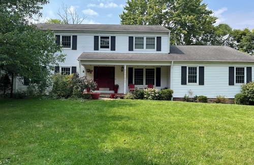 Moreland Hills Haus | Charming 3-bedroom house in wonderful Moreland Hills with a shared pond & trail