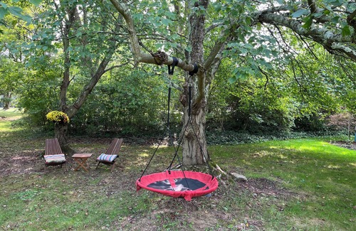 Moreland Hills Haus | Charming 3-bedroom house in wonderful Moreland Hills with a shared pond & trail