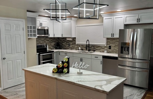 Norfolk - Virginia Beach Haus | Charming 3-bedroom house with WiFi and AC in Virginia Beach