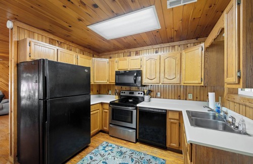 Morris Chapel Kabine | Charming 3-bedroom Tennessee River cabin with WiFi, AC & dock near Savannah, TN