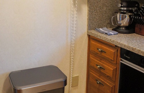 Olmsted Falls Haus | Charming 3-bedroom house. Nature + Comfort near Cleveland