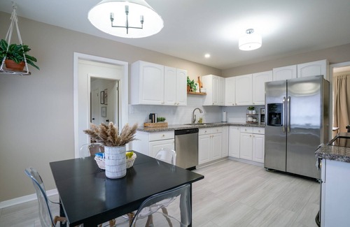 Prairie Village Haus | Charming 3-bedroom house, convenient location Overland Park