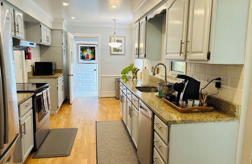 Silver Spring Haus | Charming 3-bedroom house with WiFi and AC in Silver Spring