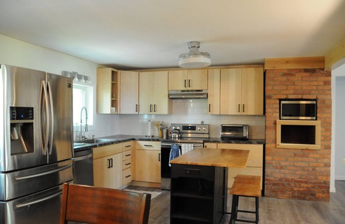 Oak Harbor Haus | Charming 3-bedroom 2 bathroom house steps from the public beach in Oak Harbor