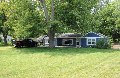 Oak Harbor Haus | Charming 3-bedroom 2 bathroom house steps from the public beach in Oak Harbor