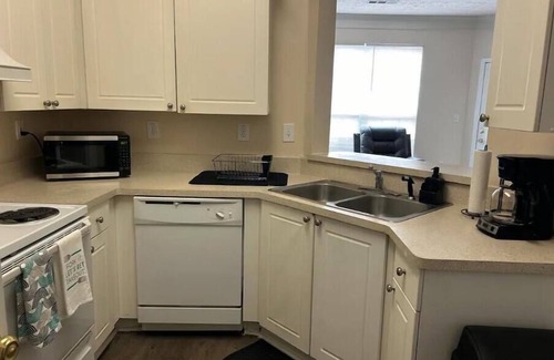 Suwanee Haus | Charming 3-bedroom 3 ba house with WiFi, AC pet friendly in tranquil Suwanee