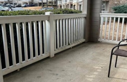 Suwanee Haus | Charming 3-bedroom 3 ba house with WiFi, AC pet friendly in tranquil Suwanee