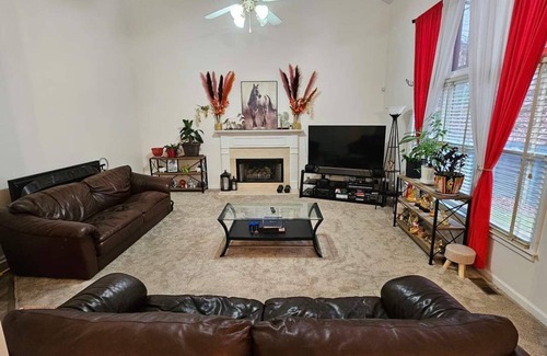 Suwanee Haus | Charming 3-bedroom 3 ba house with WiFi, AC pet friendly in tranquil Suwanee