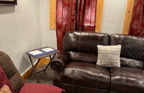 Glassport Wohnung | Charming 3-bedroom apartment with AC, WiFi in Glassport, PA