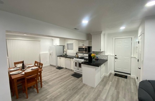 Syracuse Haus | Charming 3-bedroom apartment with WiFi, AC in Syracuse