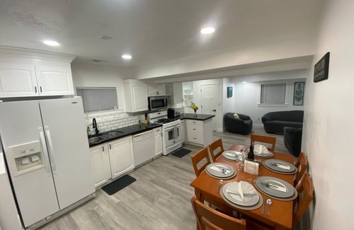 Syracuse Haus | Charming 3-bedroom apartment with WiFi, AC in Syracuse