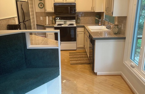 Brooklyn Hütte | Charming 3-bedroom cottage with WiFi and AC in welcoming Brooklyn