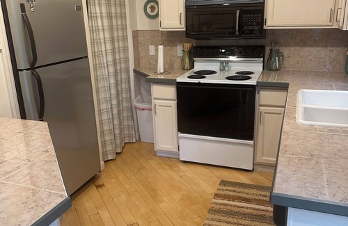 Brooklyn Hütte | Charming 3-bedroom cottage with WiFi and AC in welcoming Brooklyn