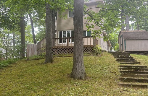 Brooklyn Hütte | Charming 3-bedroom cottage with WiFi and AC in welcoming Brooklyn