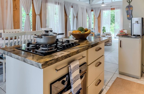 Parrita Hütte | Charming 3-bedroom cottage in Parrita with WiFi, AC