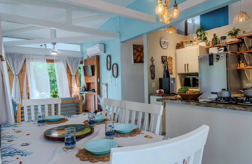Parrita Hütte | Charming 3-bedroom cottage in Parrita with WiFi, AC