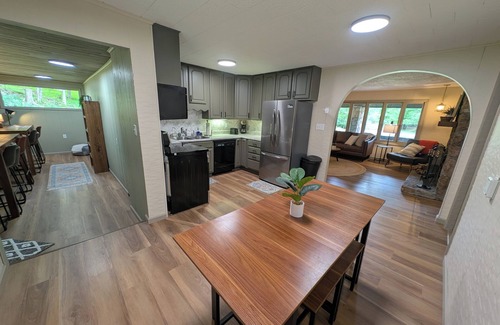 Oak Grove Hütte | Charming 3-bedroom cottage with lake access, dock, WiFi at Boone Lake