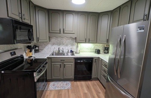 Oak Grove Hütte | Charming 3-bedroom cottage with lake access, dock, WiFi at Boone Lake