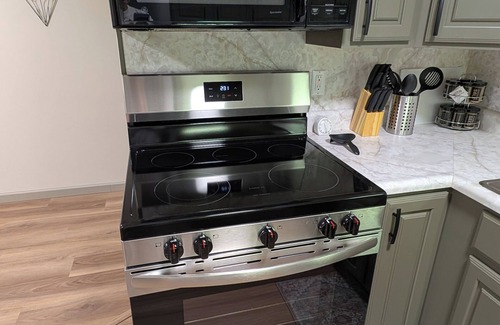 Oak Grove Hütte | Charming 3-bedroom cottage with lake access, dock, WiFi at Boone Lake