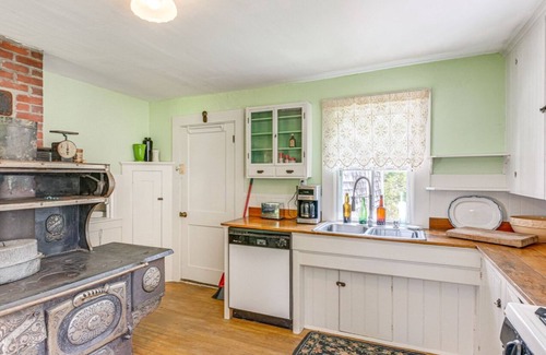 Cherryfield Sonstige | Charming 3-bedroom farmhouse in pleasant Milbridge with WiFi on 22 acres