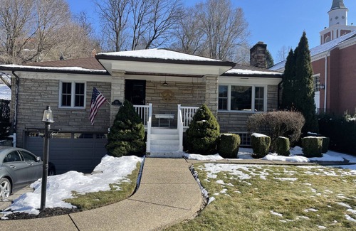 Mount Lebanon Haus | Charming 3-bedroom house in Mt. Lebanon. Close to downtown.