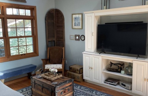 Mount Lebanon Haus | Charming 3-bedroom house in Mt. Lebanon. Close to downtown.