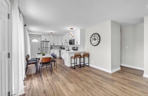 Streamwood Haus | Charming 3-bedroom house in Streamwood with AC, WiFi