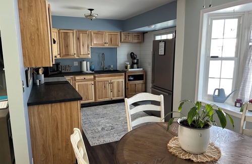 Warren South Haus | Charming 3-bedroom home on family-friendly quiet street in Warren