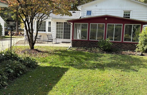 Warren South Haus | Charming 3-bedroom home on family-friendly quiet street in Warren