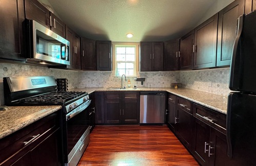 La Porte Haus | Charming 3-bedroom house with AC and WiFi in La Porte