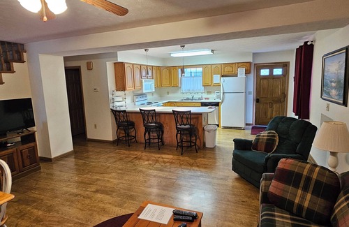 Lakeview Haus | Charming 3-bedroom house in Pleasant Lakeview with AC, WiFi