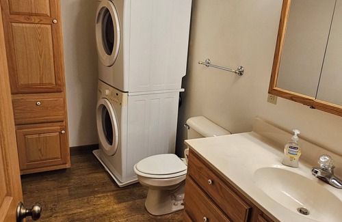 Lakeview Haus | Charming 3-bedroom house in Pleasant Lakeview with AC, WiFi