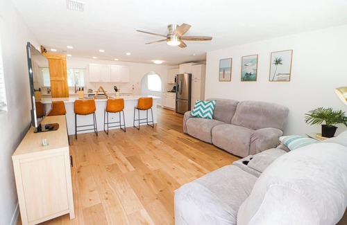 Oak Hill Haus | Charming 3-bedroom house in Oak Hill with a Pool and Pond