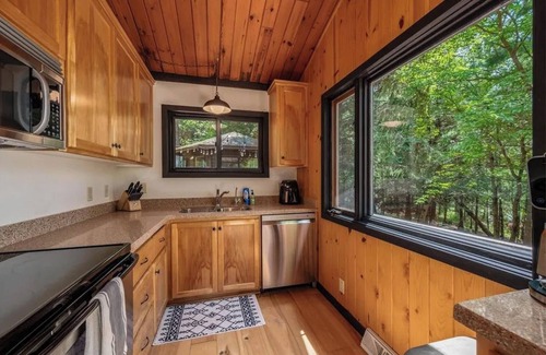 Bigfork Haus | Charming 3-bedroom house with WiFi, AC on Big Turtle Lake.