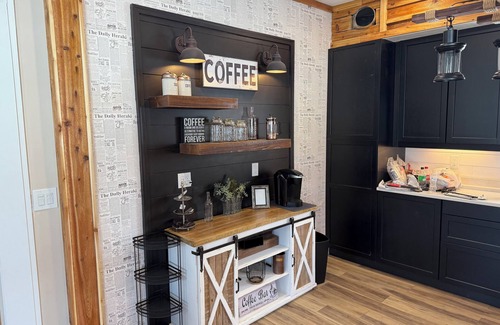 Hancock Haus | Charming 3-bedroom house with AC, WiFi, in welcoming Hancock