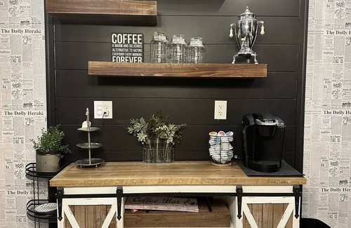 Hancock Haus | Charming 3-bedroom house with AC, WiFi, in welcoming Hancock