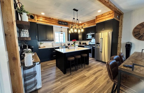 Hancock Haus | Charming 3-bedroom house with AC, WiFi, in welcoming Hancock