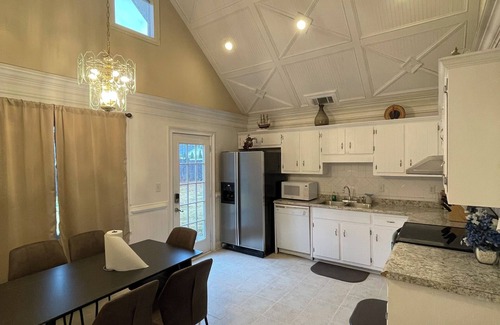 Lilburn Haus | Charming 3-bedroom house in Lilburn with WiFi and AC