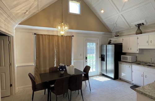 Lilburn Haus | Charming 3-bedroom house in Lilburn with WiFi and AC