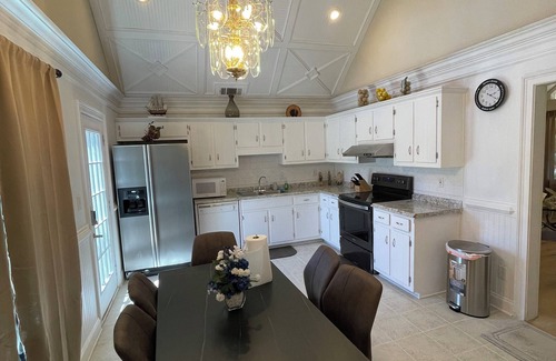 Lilburn Haus | Charming 3-bedroom house in Lilburn with WiFi and AC