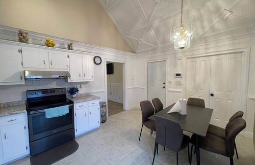 Lilburn Haus | Charming 3-bedroom house in Lilburn with WiFi and AC