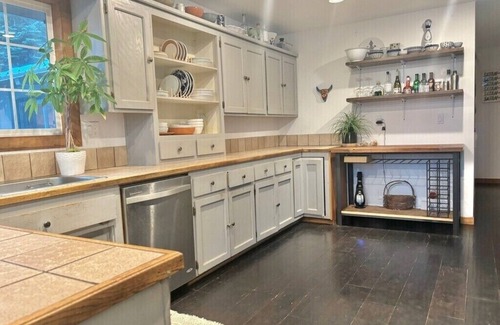 Truckee Haus | Charming 3-bedroom house w/ hot tub, in Truckee minimum stay 31 days