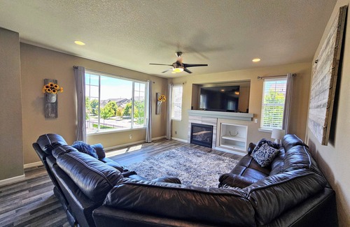 Aurora Haus | Charming 3-bedroom house w/AC, high speed internet, private office near Airport