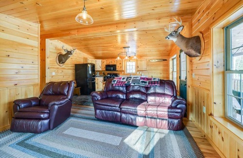 Bradford Kabine | Charming 3-bedroom lodge with WiFi, AC in serene Bradford on trout pond.