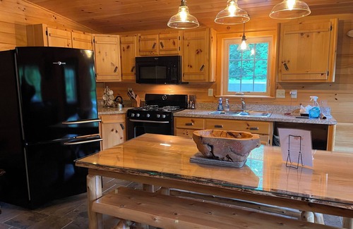 Bradford Kabine | Charming 3-bedroom lodge with WiFi, AC in serene Bradford on trout pond.